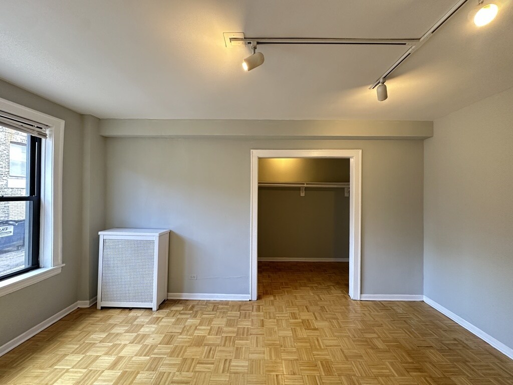 Building Photo - 739 W Belmont Ave