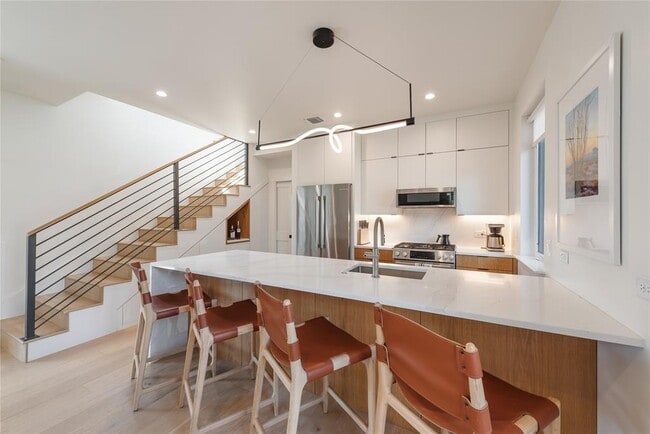 Building Photo - 1300 Perez St