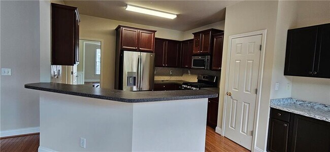 Building Photo - 647 Maple Grove Way