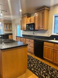 Building Photo - Century 21 Gold Rush - 3 bed, 2.5 bath (Fa...