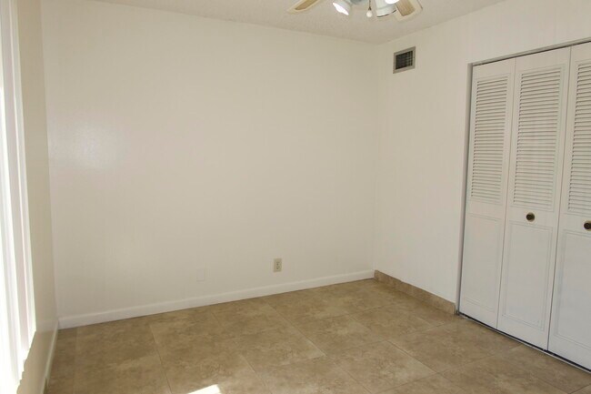 Building Photo - 208 Foxtail Dr