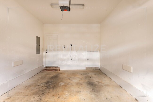 Building Photo - 3 Bed 2.5 Bath Townhome in West Mobile