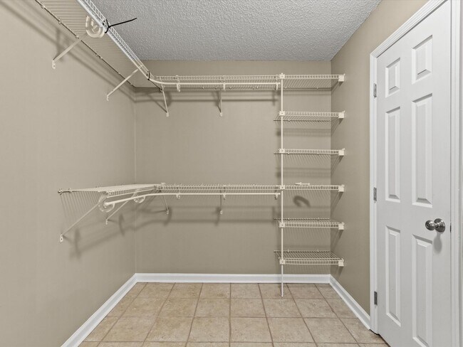 Building Photo - Large lot and close to town.