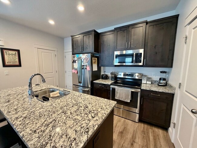 Building Photo - Gorgeous Like-New Townhome