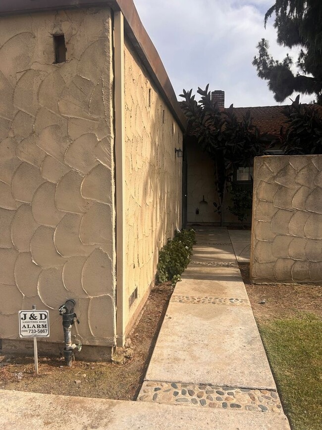 Building Photo - Cute home for rent in Visalia!