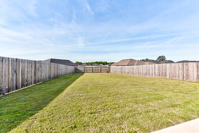 Building Photo - 20150 Park Ln