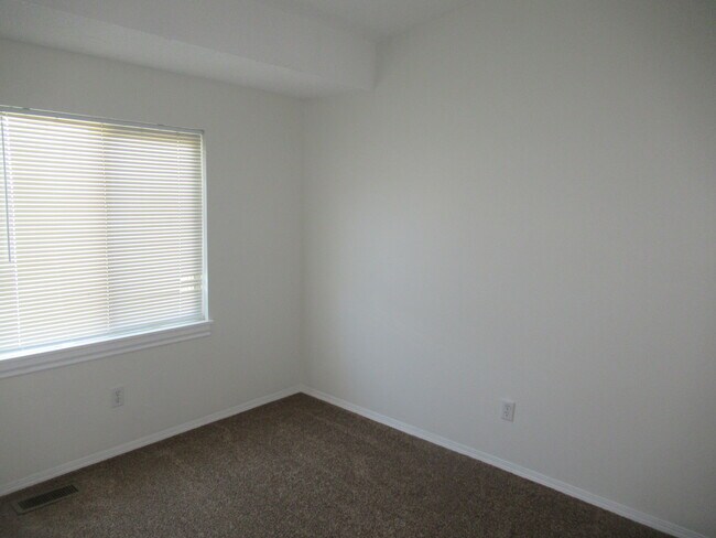 Building Photo - 3909 Smoke Tree Dr