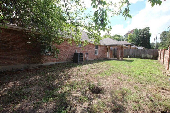 Building Photo - 10897 Park Pl