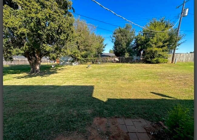 Building Photo - 309 W Vandament Ave