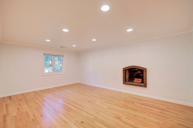 Building Photo - 4Bd/2.5Ba Mercer Island House