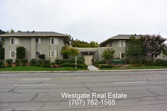 Building Photo - Lovely 1 Bedroom/1 Bathroom West Petaluma Condo Available Now