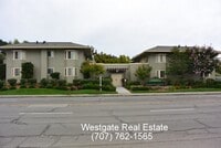 Building Photo - Lovely 1 Bedroom/1 Bathroom West Petaluma Condo Available Now