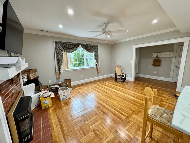 Building Photo - 62 Manet Rd