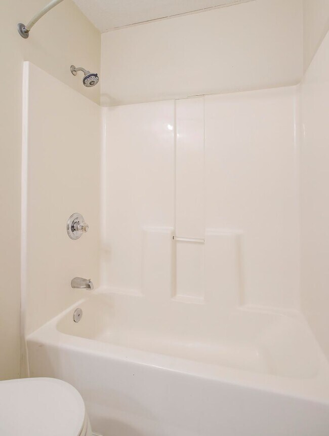 Building Photo - 3 Bedroom / 2.5 Bath Condo - Johnson City, TN