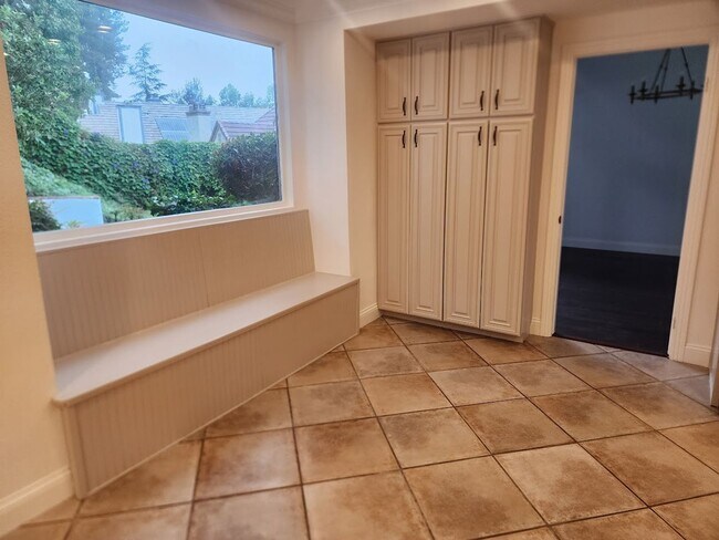 Building Photo - Gorgeous 5 Bedroom in Carmel Mtn Ranch in Gated Community