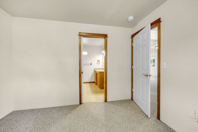 Building Photo - Comfortable 2-Bedroom 2-Bathroom Upstairs ...