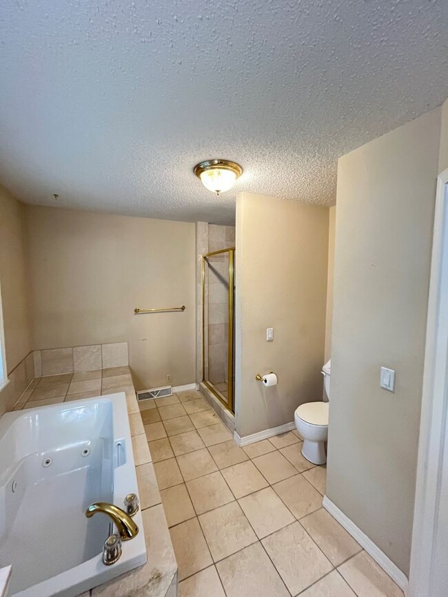 Building Photo - 3 bedroom 1. 5 bath home in Rogers / fence...