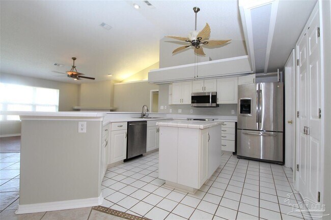 Building Photo - 2042 Hamilton Crossing Dr