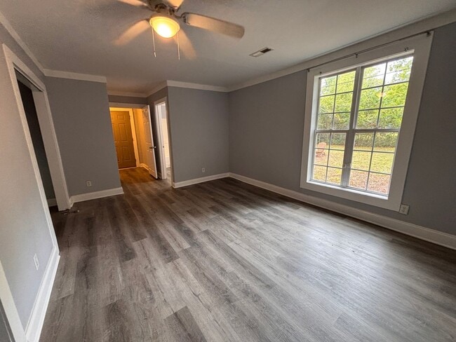 Building Photo - 3 Bedrooms, 2 Bathrooms - Home in Celenease!