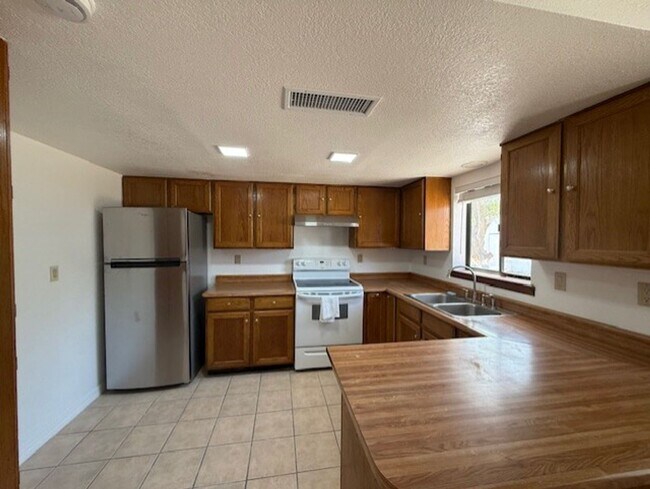 Building Photo - 1324 S Ocotillo Dr