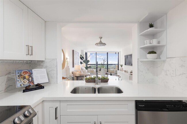 Building Photo - 2555 Collins Ave
