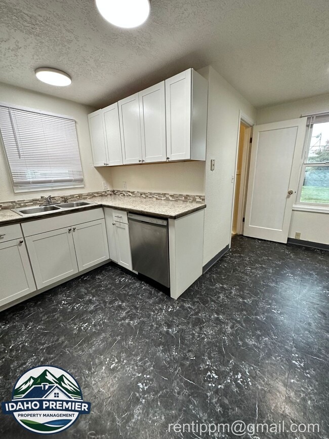 Building Photo - 709 N Stanley St