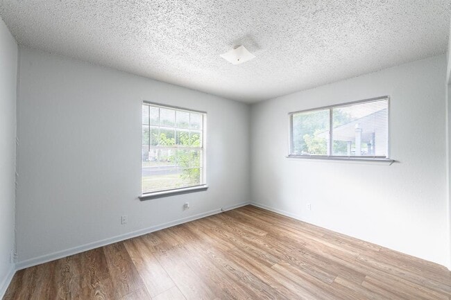 Building Photo - 5900 Glen Meadow Dr