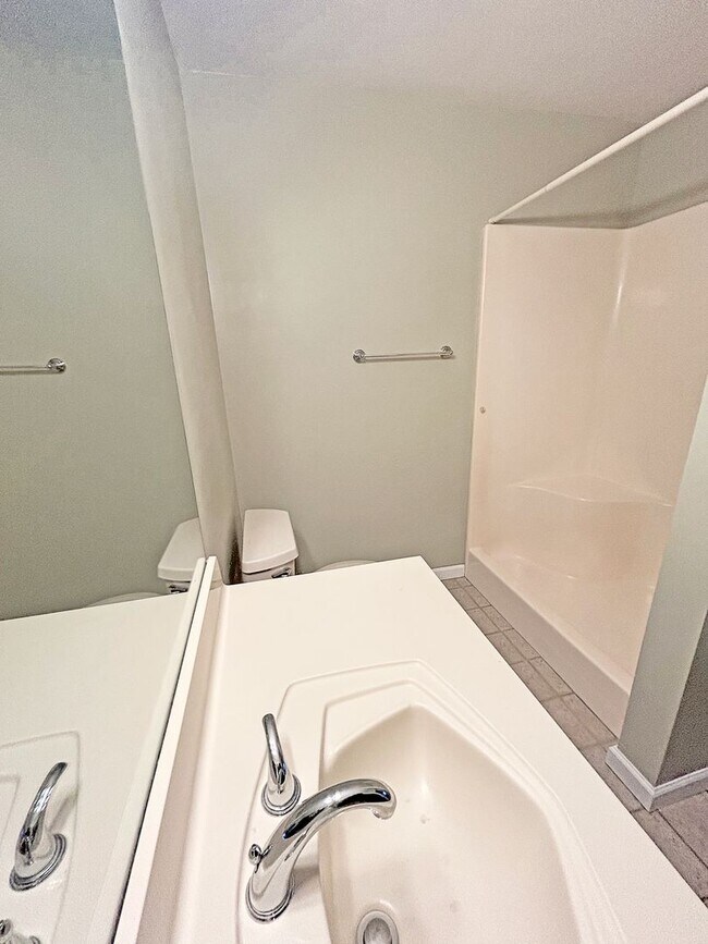 Building Photo - Welcome to this stunning 2-bedroom, 2-bath...