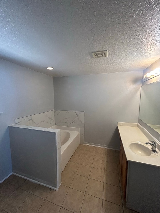 Building Photo - South Lakeland Rental!