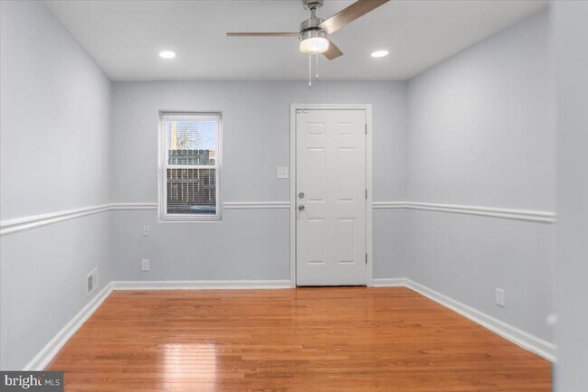 Building Photo - 1228 E Eager St