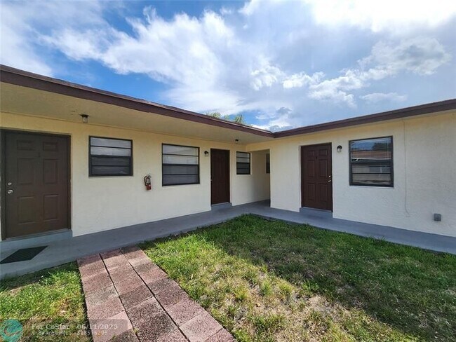 Building Photo - 2466 Lincoln St