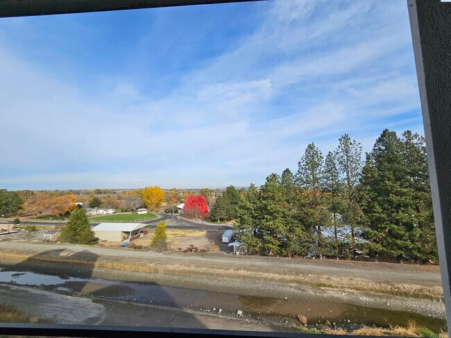 Building Photo - Rambler/Basement with Territorial Views