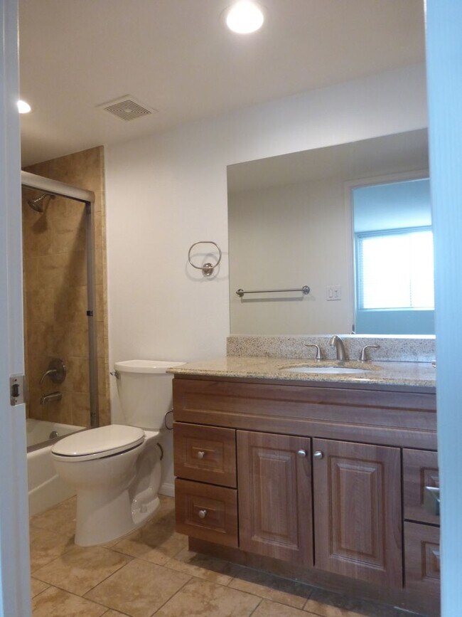 Building Photo - Large San Pedro Condo for Lease | 3 Bed - 2 Bath | 2 Garage Spaces