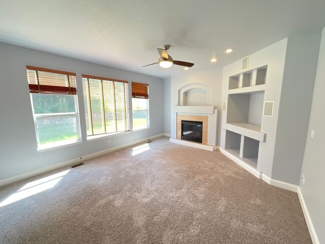 Building Photo - 6 Bedroom Home Available Near North Gate B...