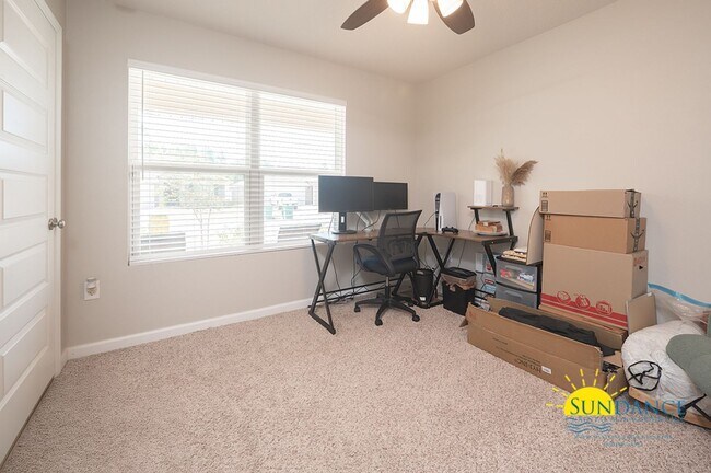 Building Photo - Stunning 4 Bedroom Home in Crestview! -Sol...