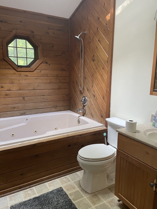 Building Photo - 255 Mountain View Dr