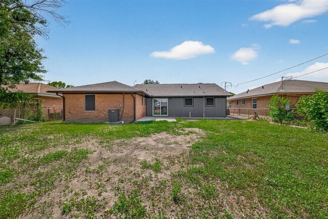 Building Photo - 627 Edgebrook Dr