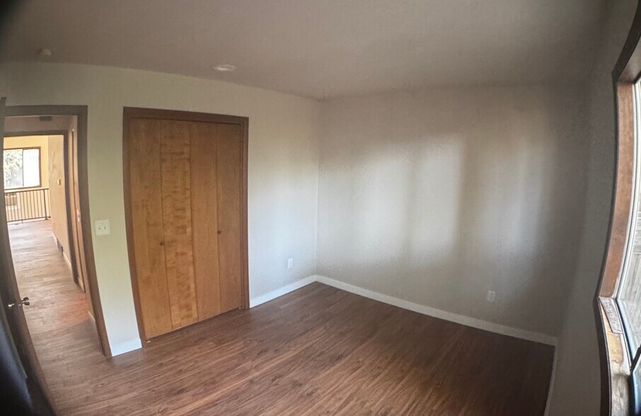 Smaller bedroom (12 x 10 feet) - 1118 E 14th Ave