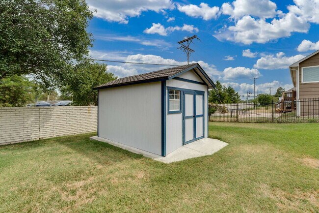Building Photo - "Spacious 4-Bedroom Retreat with 3 Full Baths in Prime Wichita Location – 2,812 Sq. Ft.!"  Hurry!...