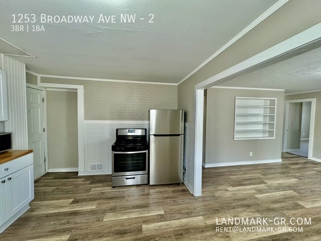 Building Photo - Updated 3 Bed/1Bath – First Month Only $1,...