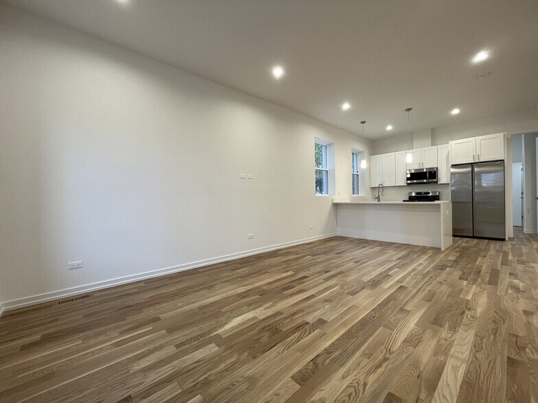 Building Photo - 822 N Winchester Ave