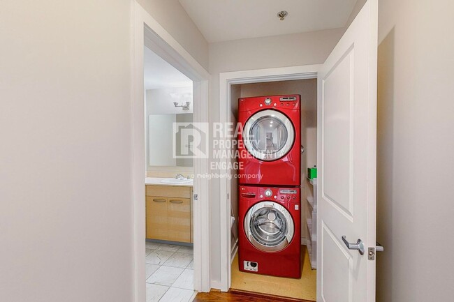 Building Photo - 2 Bedroom Condo Available for Rent in the ...