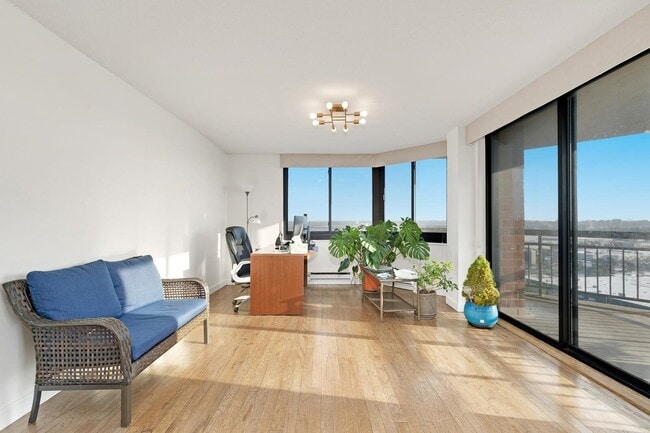 Building Photo - 1733 Harmon Cove Tower