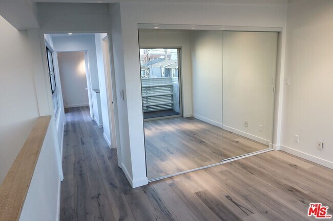 Building Photo - 21 1/2 Wavecrest Ave