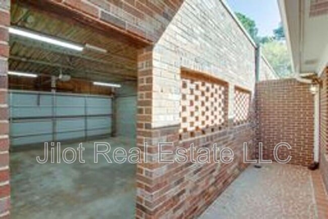 Building Photo - 1647 Executive Park Ln NE