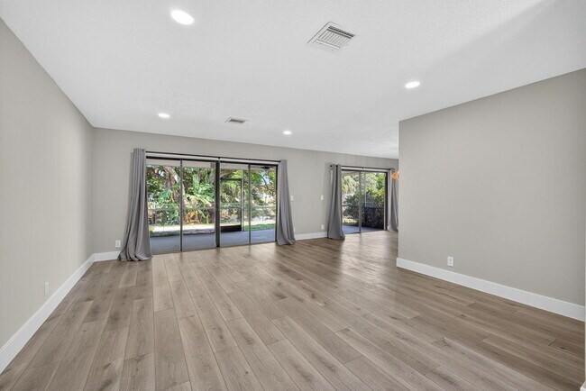 Building Photo - 1202 Essex Dr