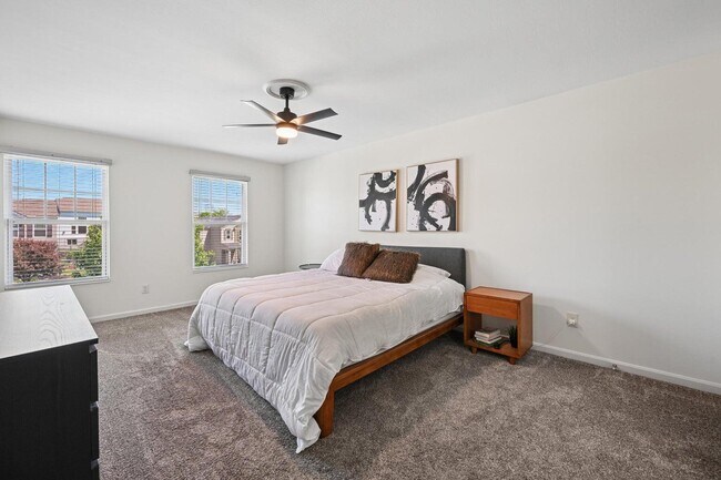 Building Photo - 10133 Meadow Glen Dr