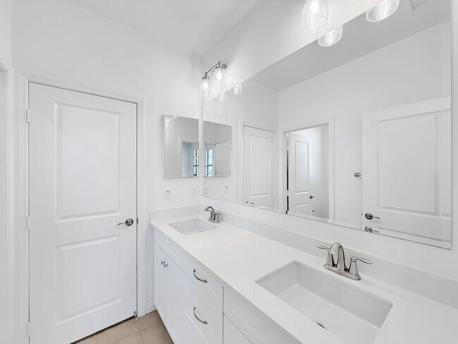 Building Photo - Beautiful 5B/4.5BA Home in Escondido Now A...