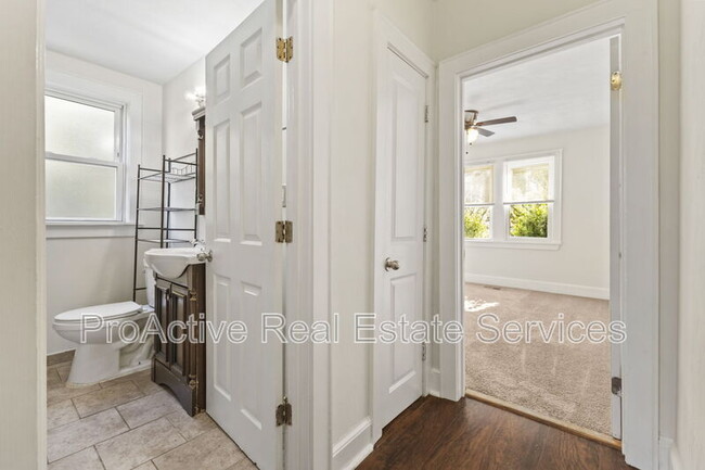 Building Photo - 1018 Wolcott Ave