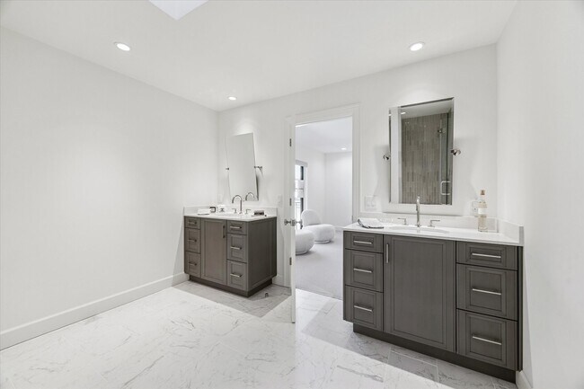 Building Photo - 10 S Briar Hollow Ln